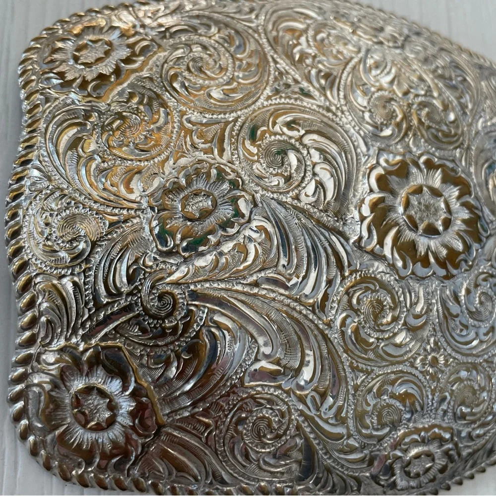 CRUMRINE Silver & Gold Toned Detailed Mens Silver plated Belt Buckle. - Picture 2 of 5